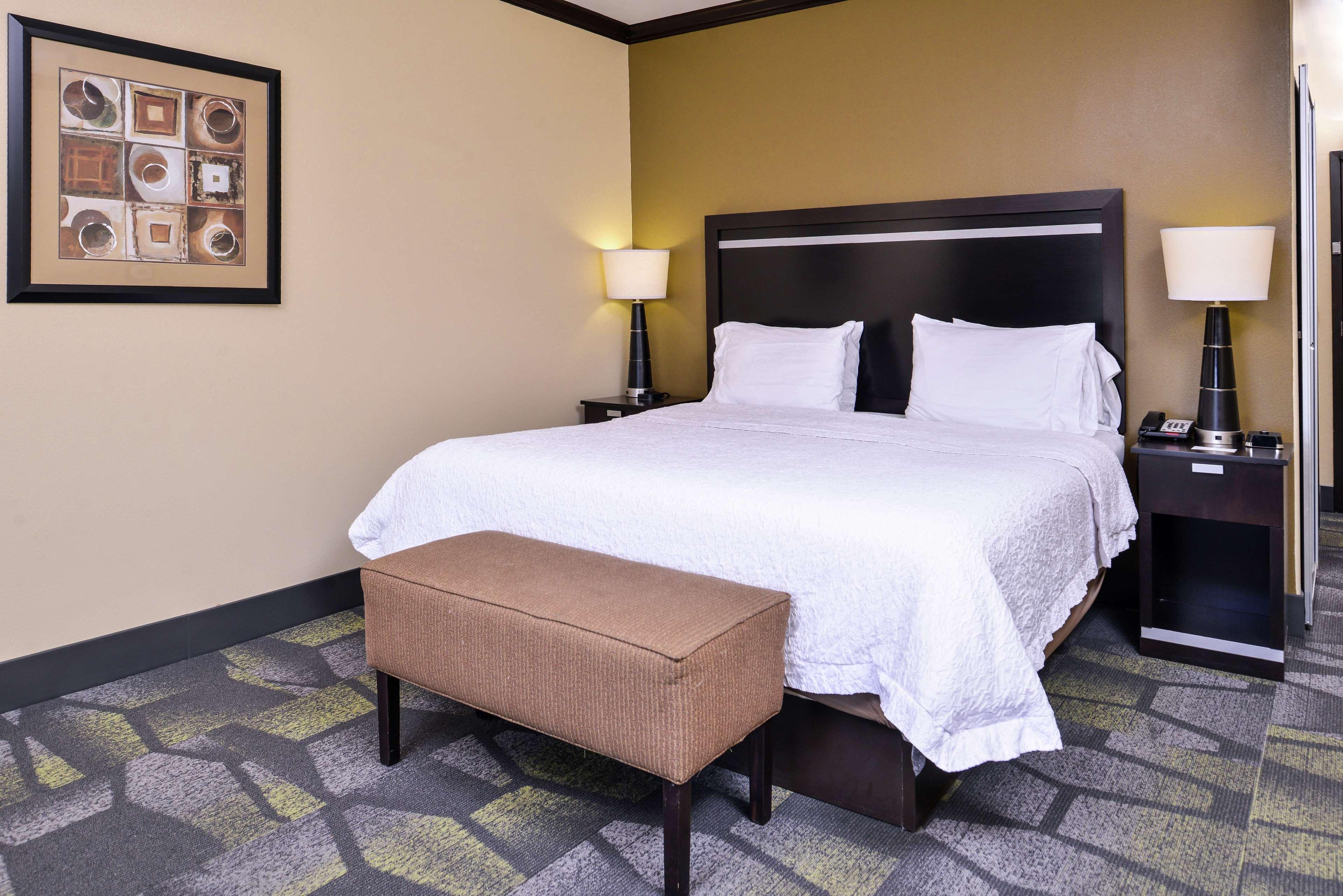 Hampton & Hotel